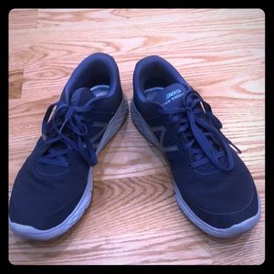New Balance navy blue women’s sneakers